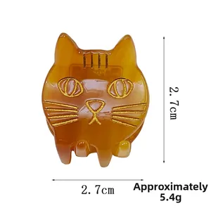 Détail macro de la pince à cheveux chat en acétate ambré montrant la taille 2,7 cm