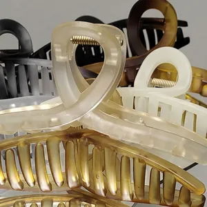 Lot de grandes pinces à cheveux minimalistes aux tons neutres pour des coiffures élégantes