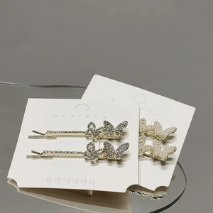 Elegante goldene Schmetterlings-Haarspangen mit funkelnden Strasssteinen und weißen Perlen