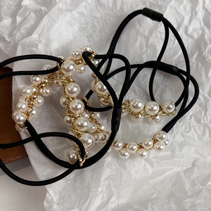 Elegante Perlenhaargummis mit goldener Kette und schwarzen elastischen Bändern