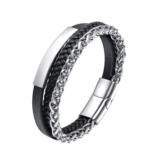 Detail van meerlaagse herenarmband met zwart leer, stalen ketting en magneetsluiting