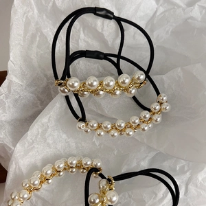 Elegante Haargummis mit Kunstperlen und Goldkette für Damen Minimalistische elastische Scrunchies Haarschmuck
