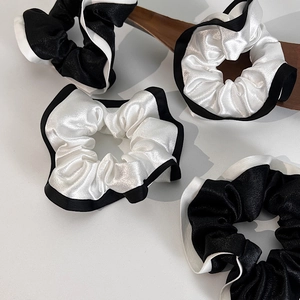 Lot de chouchous en satin élégants noir et blanc avec bordure contrastée chic