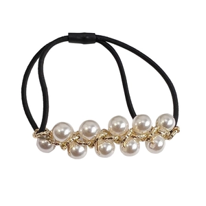 Eleganter schwarzer elastischer Haargummi mit Perlenreihen und goldener Kette umwickelt