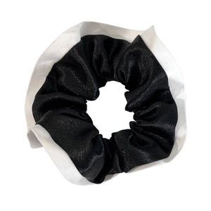 Chouchou élégant en satin noir avec bords volantés blancs style vintage français