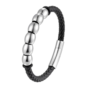 Détail d'un bracelet en cuir noir tressé avec sept perles en métal argenté poli