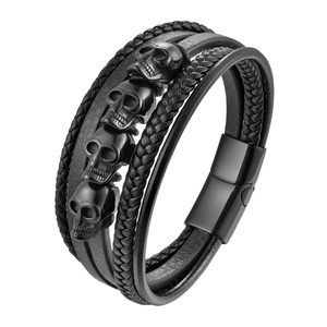 Detailansicht eines schwarzen Mehrschicht-Lederarmbands für Herren mit vier Metallschaedeln
