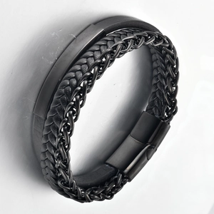 Detail van meerlaagse zwart lederen vlecht en stalen kettingarmband met magneetsluiting