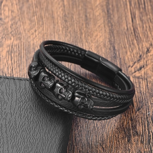 Mehrlagiges schwarzes Herrenarmband aus Leder mit Totenköpfen und Magnetverschluss