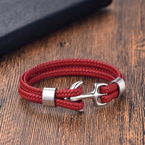 Bracciale avvolgente in pelle intrecciata rossa con chiusura a ancora in argento su legno