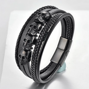 Mehrlagiges Herren-Lederarmband in Schwarz mit vier Totenköpfen aus Edelstahl und Magnetverschluss
