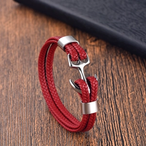Dettaglio del bracciale nautico in pelle intrecciata rossa con chiusura ad ancora