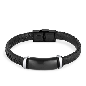 Detailansicht eines geflochtenen Lederarmbands mit mattem Mittelelement aus Edelstahl