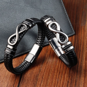 Dettaglio di braccialetti in pelle intrecciata nera con simbolo infinito e chiusura magnetica