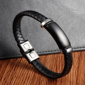 Detailansicht der Edelstahl-Schließe und des geflochtenen Lederarmbands für Herren