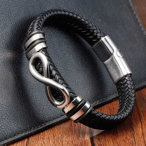 Dettaglio del bracciale da uomo in pelle nera intrecciata con simbolo infinito in acciaio
