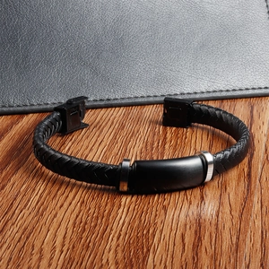Zweilagiges Herrenarmband aus schwarzem geflochtenem Leder mit mattem Stahlakzent