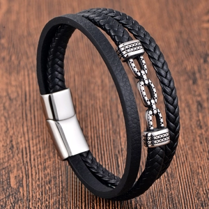 Zweilagiges Herren Lederarmband in Schwarz mit silbernem Magnetverschluss auf Holz