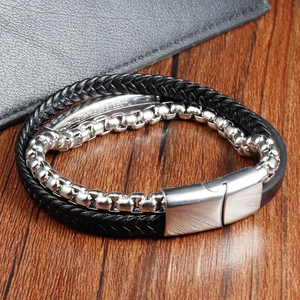 Detailopname van de heren leren armband met magnetische sluiting van roestvrij staal