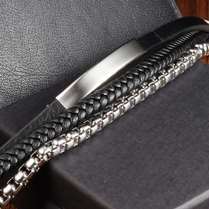 Detail van meerlagige herenarmband van leer met stalen ketting en magneetsluiting