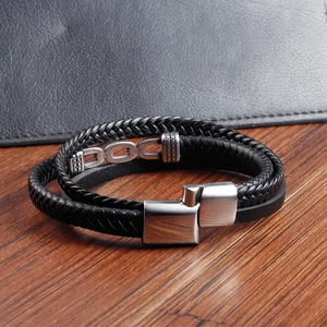 Mehrlagiges schwarzes geflochtenes Lederarmband für Herren mit polierter Metallschließe