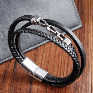 Nahaufnahme eines mehrlagigen Herren-Lederarmbands mit silbernen Metallverschlüssen im Detail