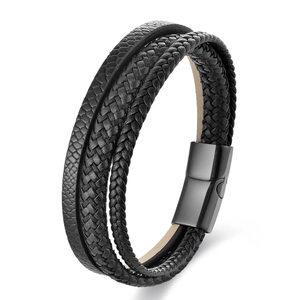 Detail eines mehrlagigen schwarzen Lederarmbands mit magnetischem Edelstahlverschluss