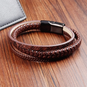 Detail eines mehrlagigen Lederarmbands mit Schlangenmuster und schwarzem Magnetverschluss