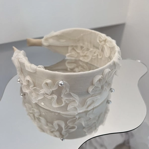 Serre-tête large beige élégant avec fleurs en perles, dentelle ondulée et reflet miroir