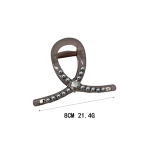 Detailansicht der 8cm Haarklammer aus Acryl mit Strasssteinen und grauen Perlenverzierung