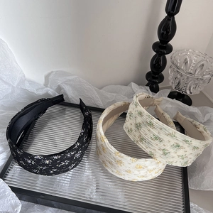 Lot de trois serre-têtes larges à motifs floraux avec plis texturés en noir et blanc