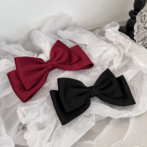 Barrettes à cheveux élégantes en satin bordeaux et noir avec une finition soyeuse