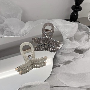 Elegante minimalistische Hai-Haarklammern mit funkelnden Diamanten und Perlen in Creme und Grau
