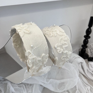 Serre-tête large beige élégant avec fleurs en perles délicates et texture en tissu plissé
