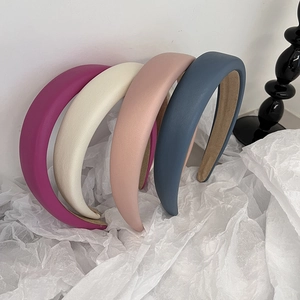 Gepolsterte Macaron-Stirnbänder aus Satin in Fuchsia, Creme, Rosa und Blau für voluminöses Haar