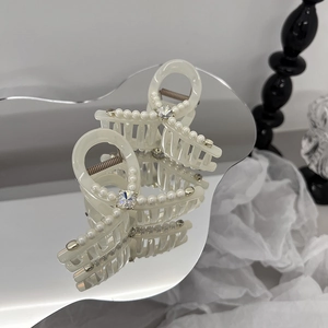 Eleganter cremeweißer Acryl-Haarclip mit Perlen und funkelnden Diamant-Akzenten