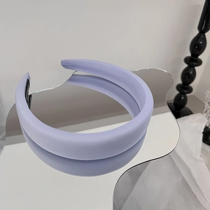 Détail macro d'un serre-tête en éponge violette avec texture sergée sur un miroir