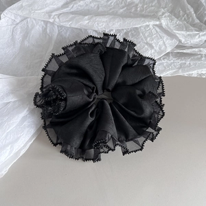 Chouchou noir élégant avec tulle plissé et bordure délicate en micro-perles décoratives