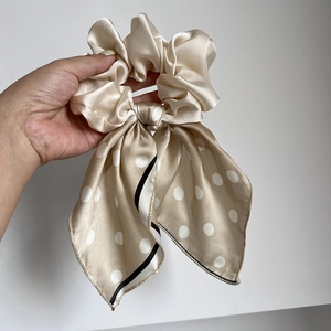 Chouchou élégant en satin champagne avec ruban à pois pour coiffure de femme moderne