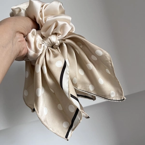 Chouchou en satin doré champagne avec rubans à pois blancs et bordure noire
