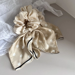 Chouchou élégant en satin beige champagne avec ruban à pois pour coiffure chic