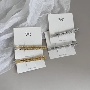 Barrettes à cheveux minimalistes en métal doré et argenté avec texture martelée sur carte