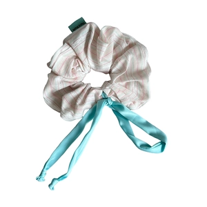 Chouchou rayé rose avec nœud ruban bleu clair et étiquette fait main pour la coiffure