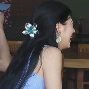 Pince à cheveux fleur de frangipanier nacrée avec dégradé bleu style plage