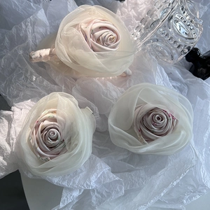 Grand Accessoire de Coiffure Fleur Rose en Organza pour Femme Chouchou Fait Main en Tissu Floral Pince Bec de Canard Élégant