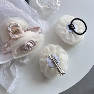 Ensemble de 3 accessoires cheveux en organza crème avec pince fleur et chouchou