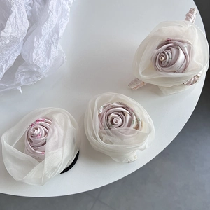 Détails du lot de pinces à cheveux fleuries en satin rose et voile d'organza blanc
