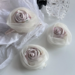 Détail de pinces à cheveux élégantes en organza et satin avec texture florale