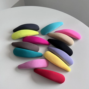 Vue détaillée de barrettes BB macaron colorées en tissu sergé avec texture mate