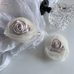Détail de pinces à cheveux rose vintage français en tissu rose et organza blanc